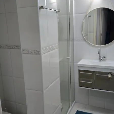 Apartamento pé na areia Guarujá 3 quartos 3 banheiros sala cozinha equipada-2